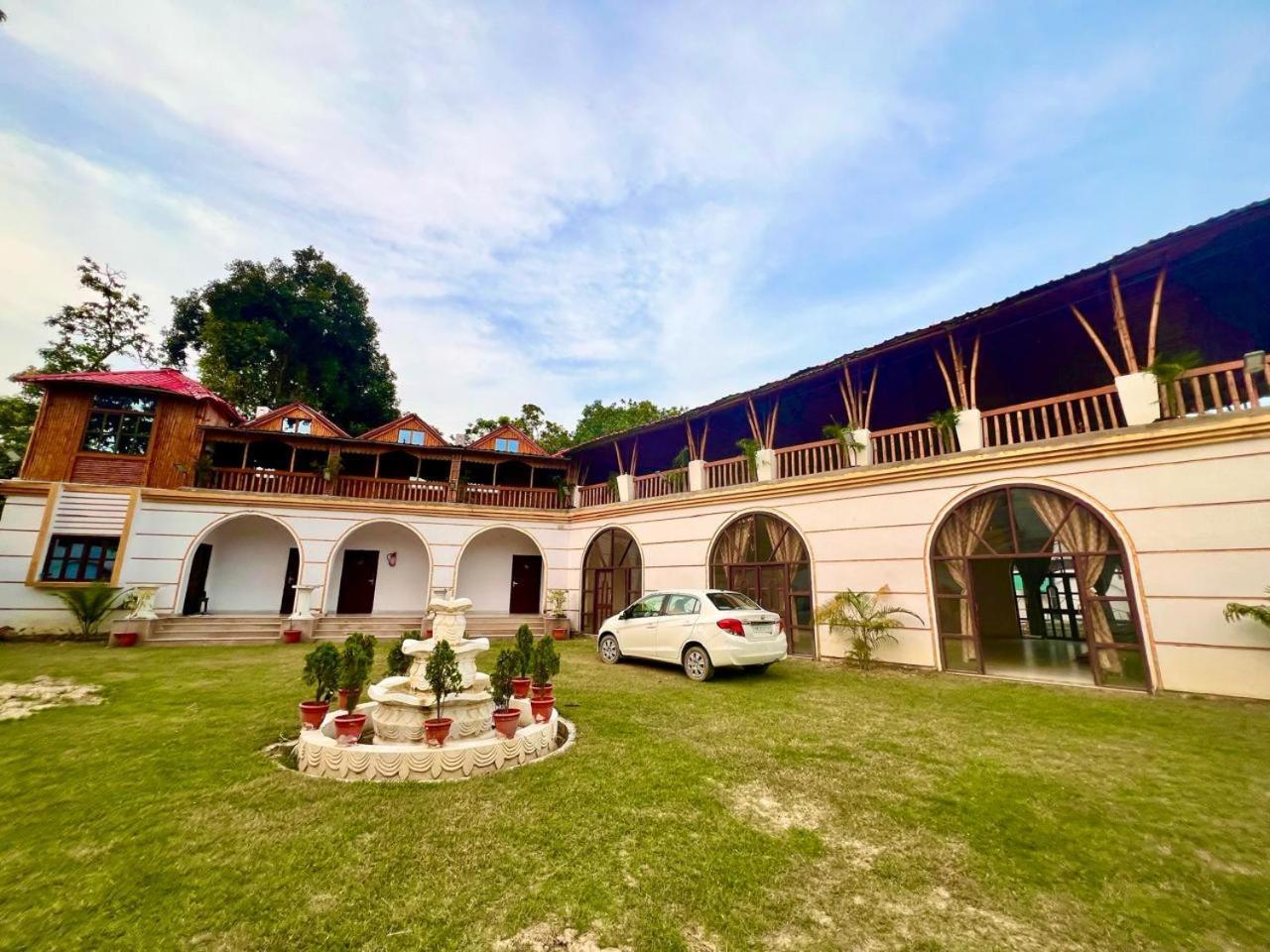 La Pahi Palace- Banquet And Resort Sakri East Exterior foto